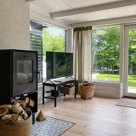 Calm Retreat With Large Garden By Heather Hill *